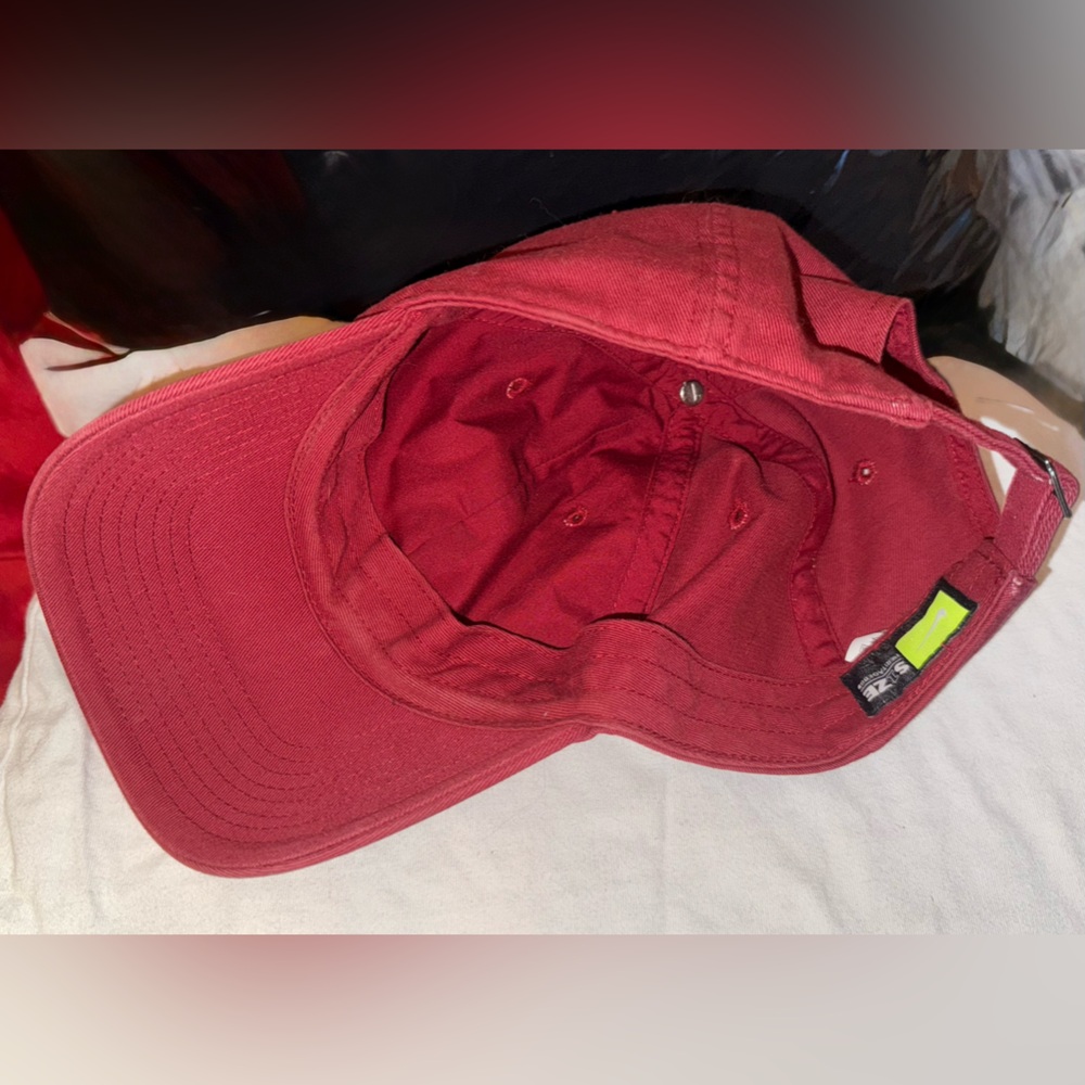 Maroon Nike hat - Picture 6 of 6